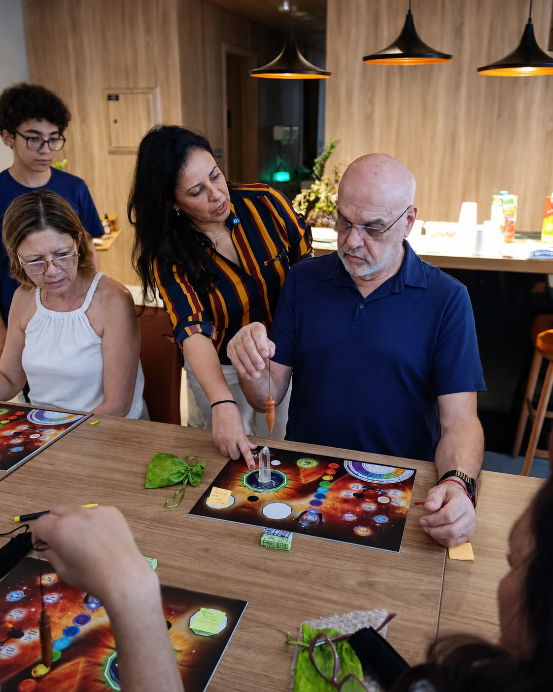 Ana Ribaut conduzindo uma experiência de Radiestesia do Ser com participantes