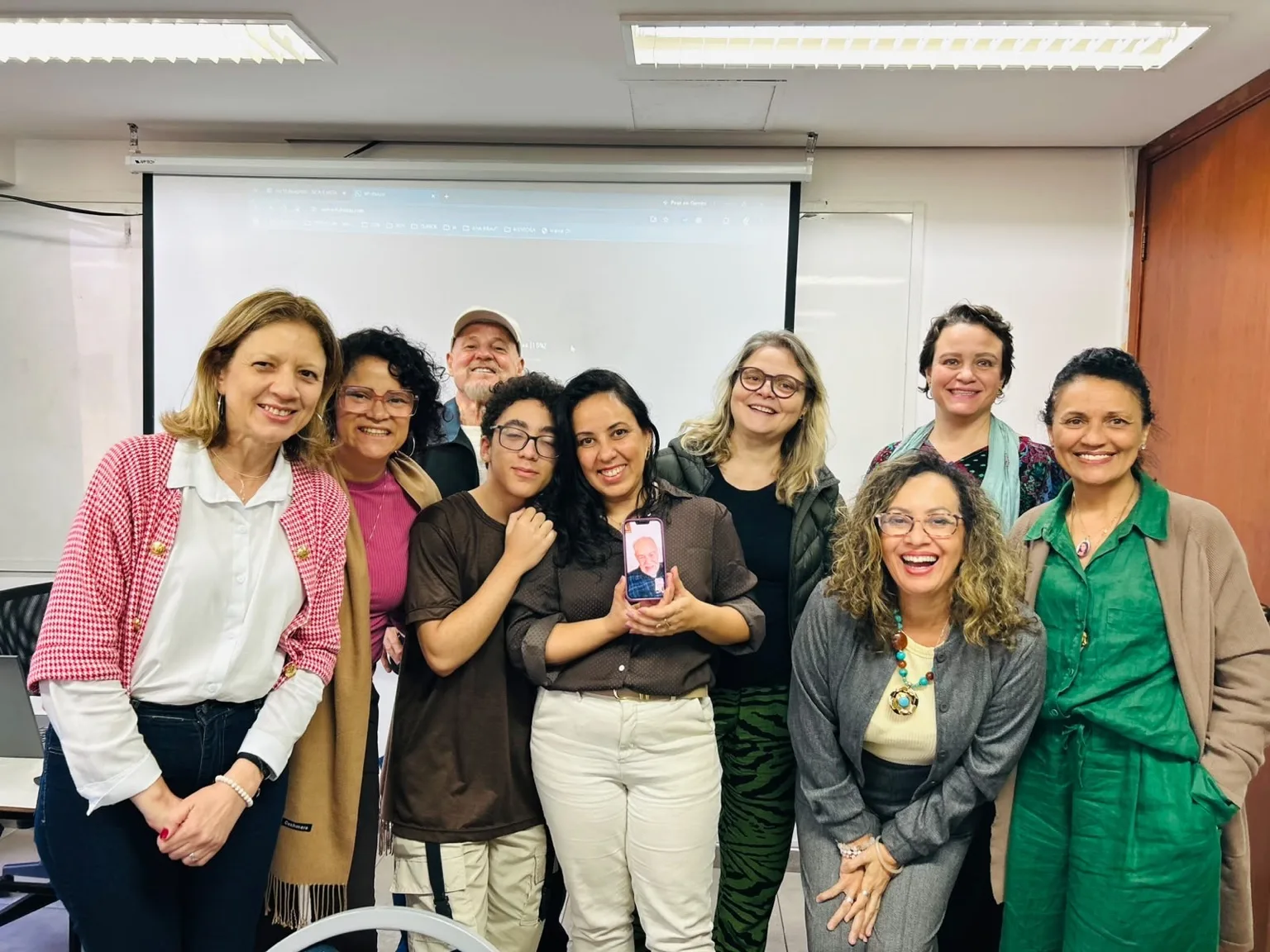 Turma da Formação Radiestesia do Ser durante participação de Juan Ribaut por videochamada