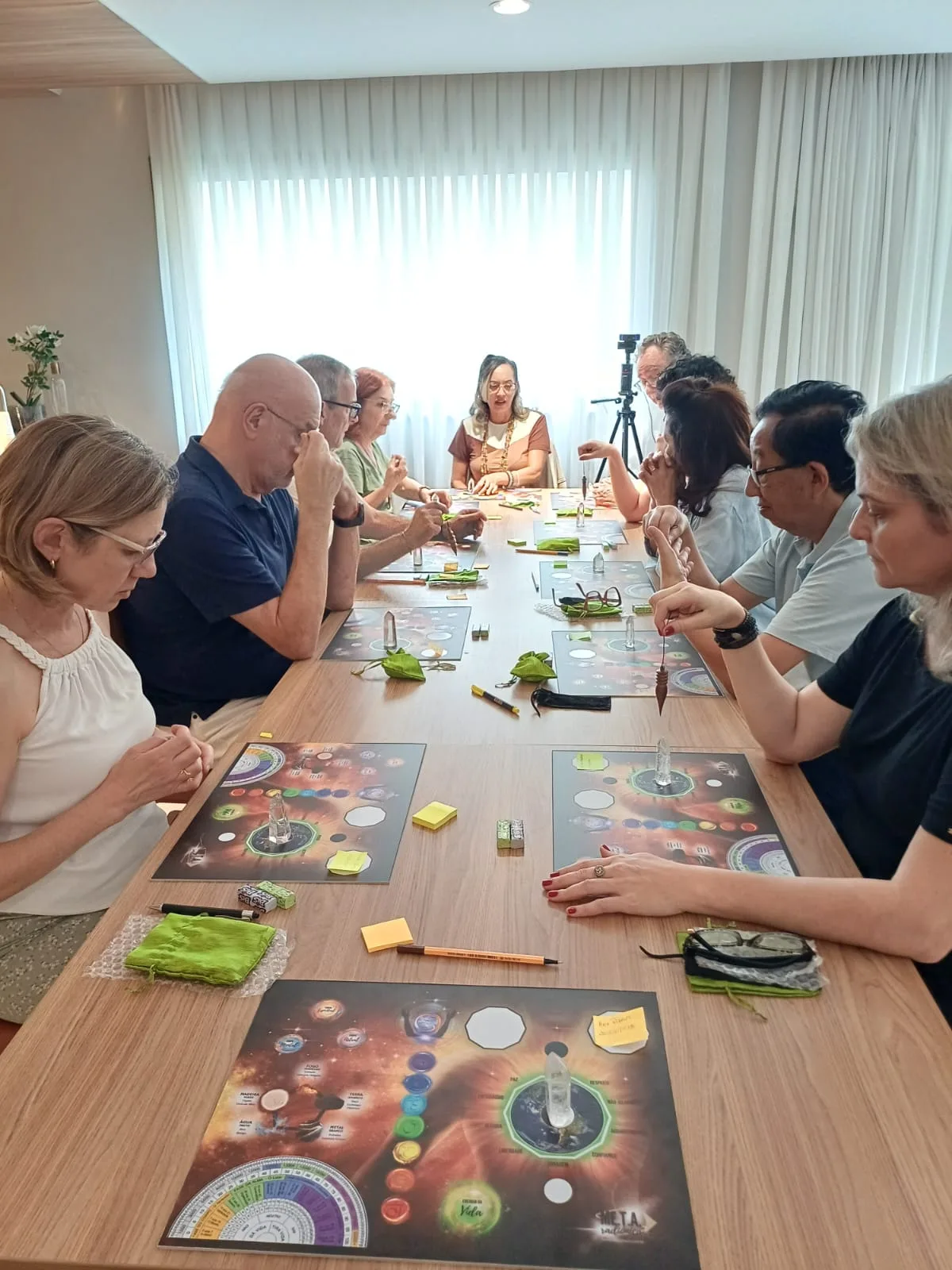 Ana Ribaut orientando um participante durante prática com a MeTA Radiônica